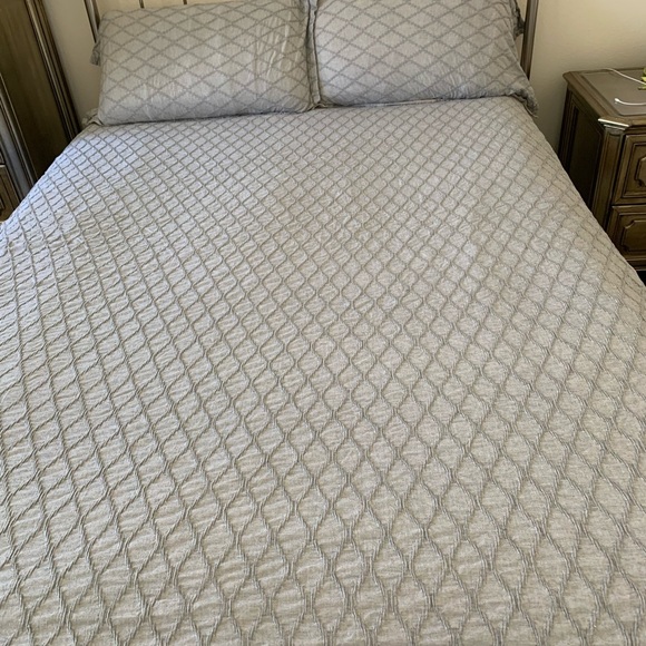 Queen Duvet cover and 2 pillows cover - Picture 1 of 10